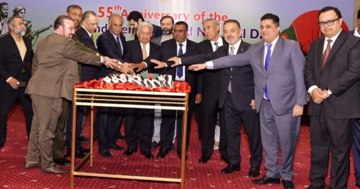 বাংলাদেশের স্বাধীনতা দিবসে কেক কাটলেন পাকিস্তানের মন্ত্রী ইসলামাবাদে